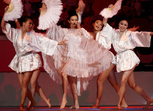 Hong Kong actress Karen Mok (2nd L) performs during the 43rd Golden Horse Awards in Taipei November 25, 2006.