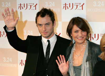 U.S. actress Cameron Diaz and British actor Jude Law (L) pose for photographers during a photocall to promote the movie 