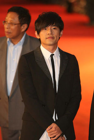 Taiwan superstar Jay Chou walks on the red carpet in Shanghai Grand Theater on Saturday night, June 16, 2007, before the opening ceremony of the 10th Shanghai International Film Festival.