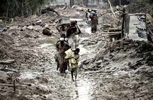 Pakistan flood survivors crowd into shelters