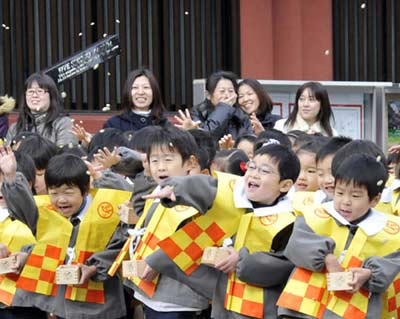 日本幼兒園小朋友舉行撒豆驅(qū)邪活動