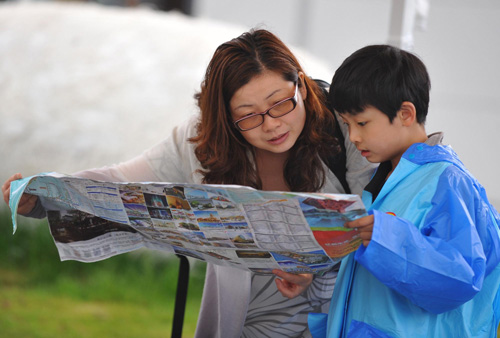 Mothers and children visit the Expo on Mother's Day