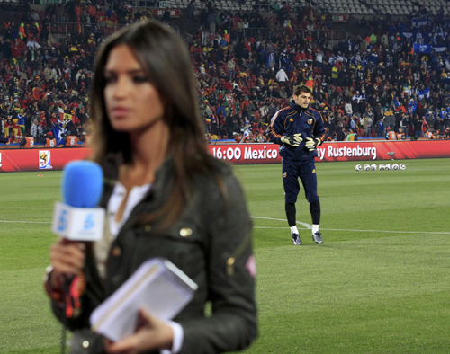 Casillas' gilfriend interviews Spainish player