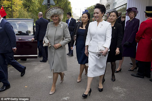 彭麗媛訪英首日：三套服飾盡顯優(yōu)雅