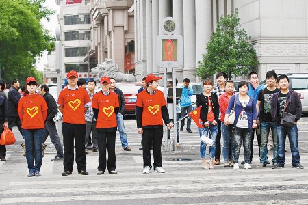 Human traffic lights ensure travel