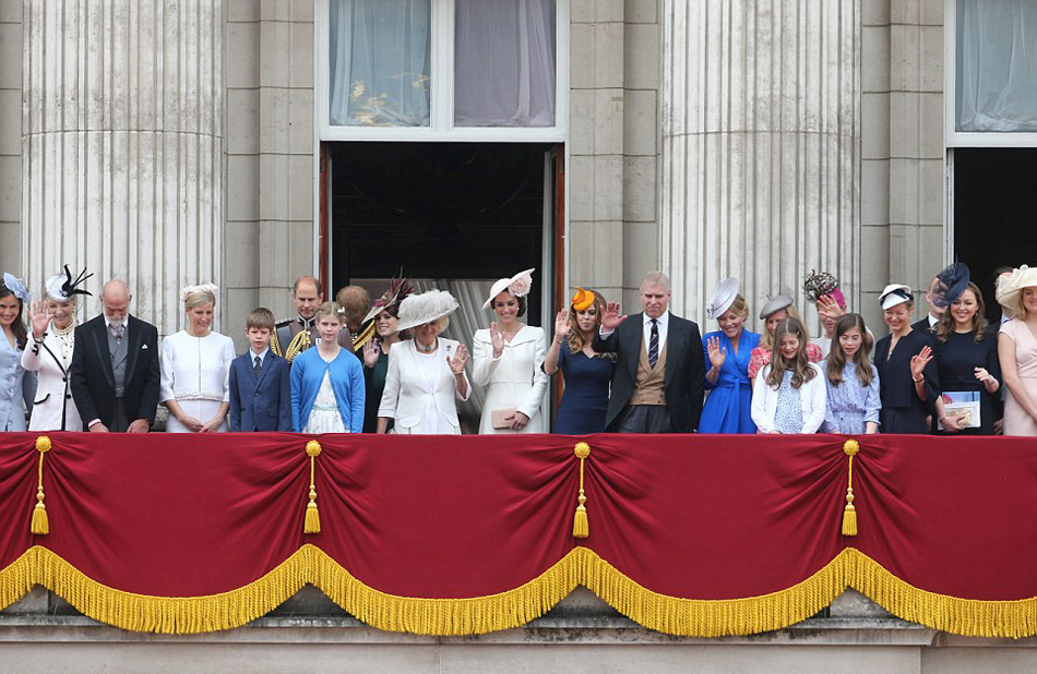 英女王90大壽慶典：女王綠衣出席 夏洛特公主搶鏡（組圖）