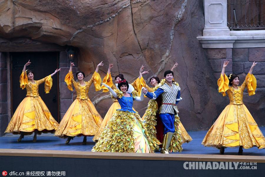 上海迪士尼樂園雨中開幕 上演夢幻燈光煙花秀（組圖）