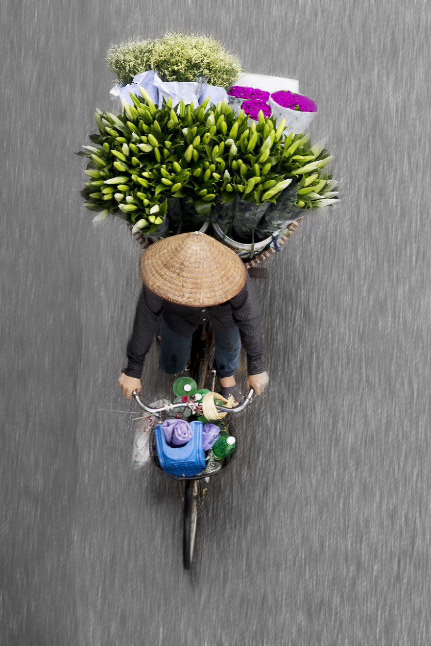 從橋上往下看 小販的三輪車也是一道風(fēng)景（組圖）