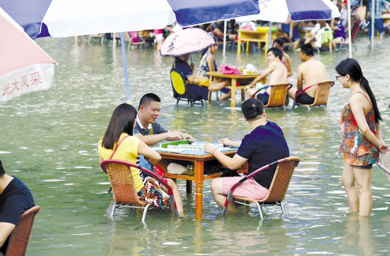 酷暑難耐 都江堰市民玩起“水上麻將”