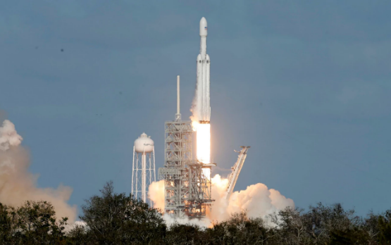 SpaceX獵鷹重型火箭首飛成功！馬斯克的特斯拉跑車上太空了