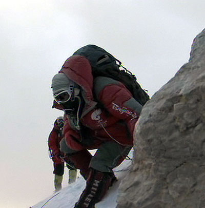 Olympic flame nearing summit of Mt. Qomolangma