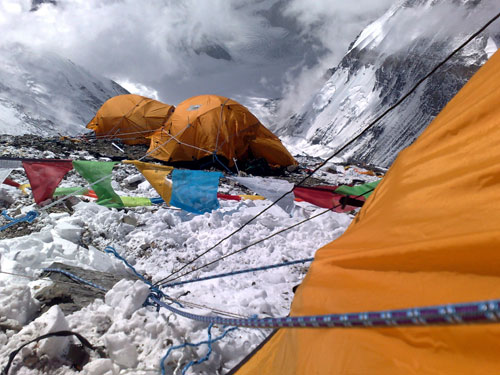 Olympic flame nearing summit of Mt. Qomolangma