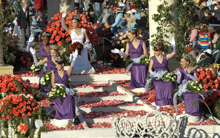 Sunshine, big crowds greet Rose Parade