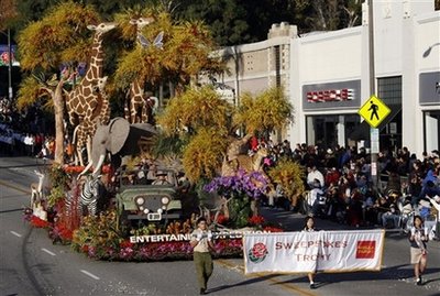 Sunshine, big crowds greet Rose Parade