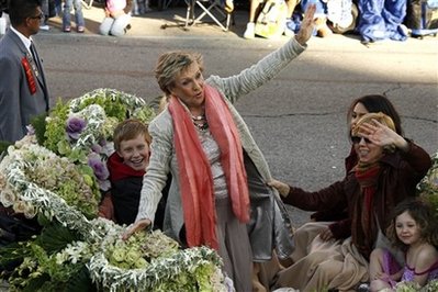 Sunshine, big crowds greet Rose Parade