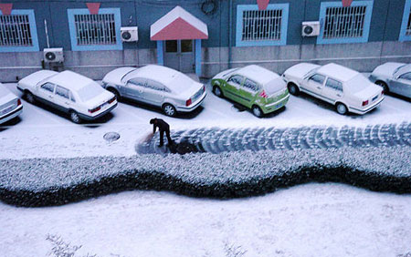 Beijing embraces first snow since winter