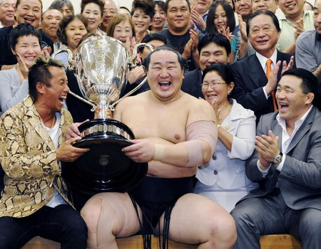 Japanese PM presents award to Sumo grand champion