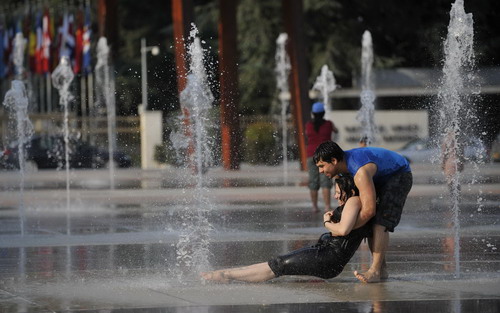 Fountain fun under high temperatures