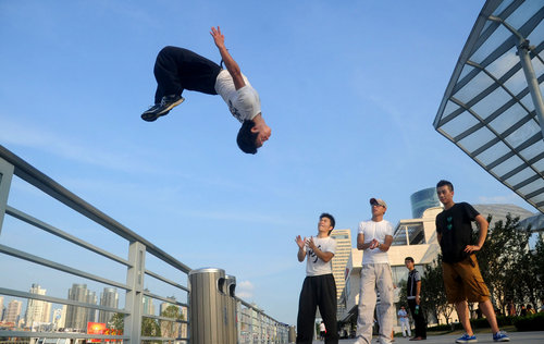 Parkour fans' skills show in Shanghai