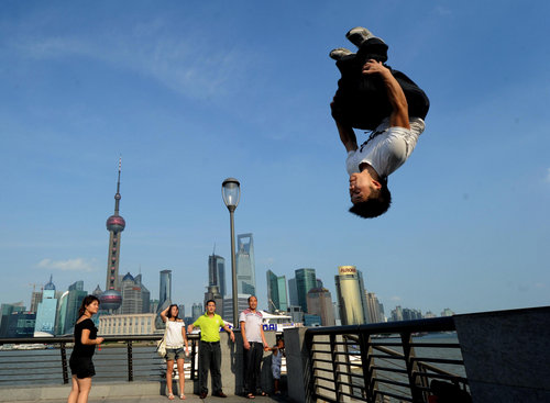 Parkour fans' skills show in Shanghai