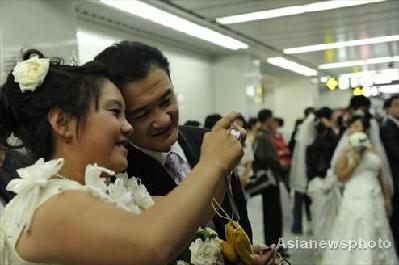 Couples say ‘I do’ in subway wedding