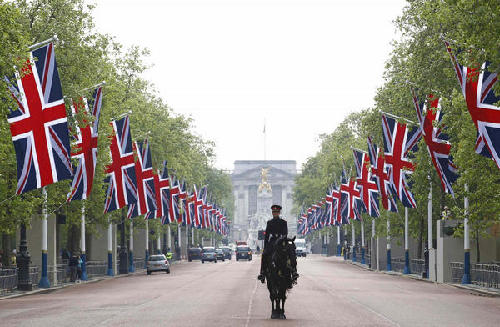 UK heats up for big royal wedding